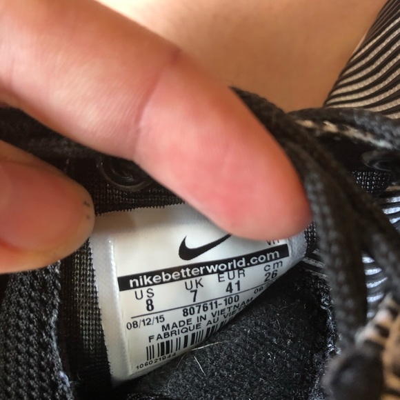 Black and White stripe Nike Roshe Runners - Picture 4 of 4